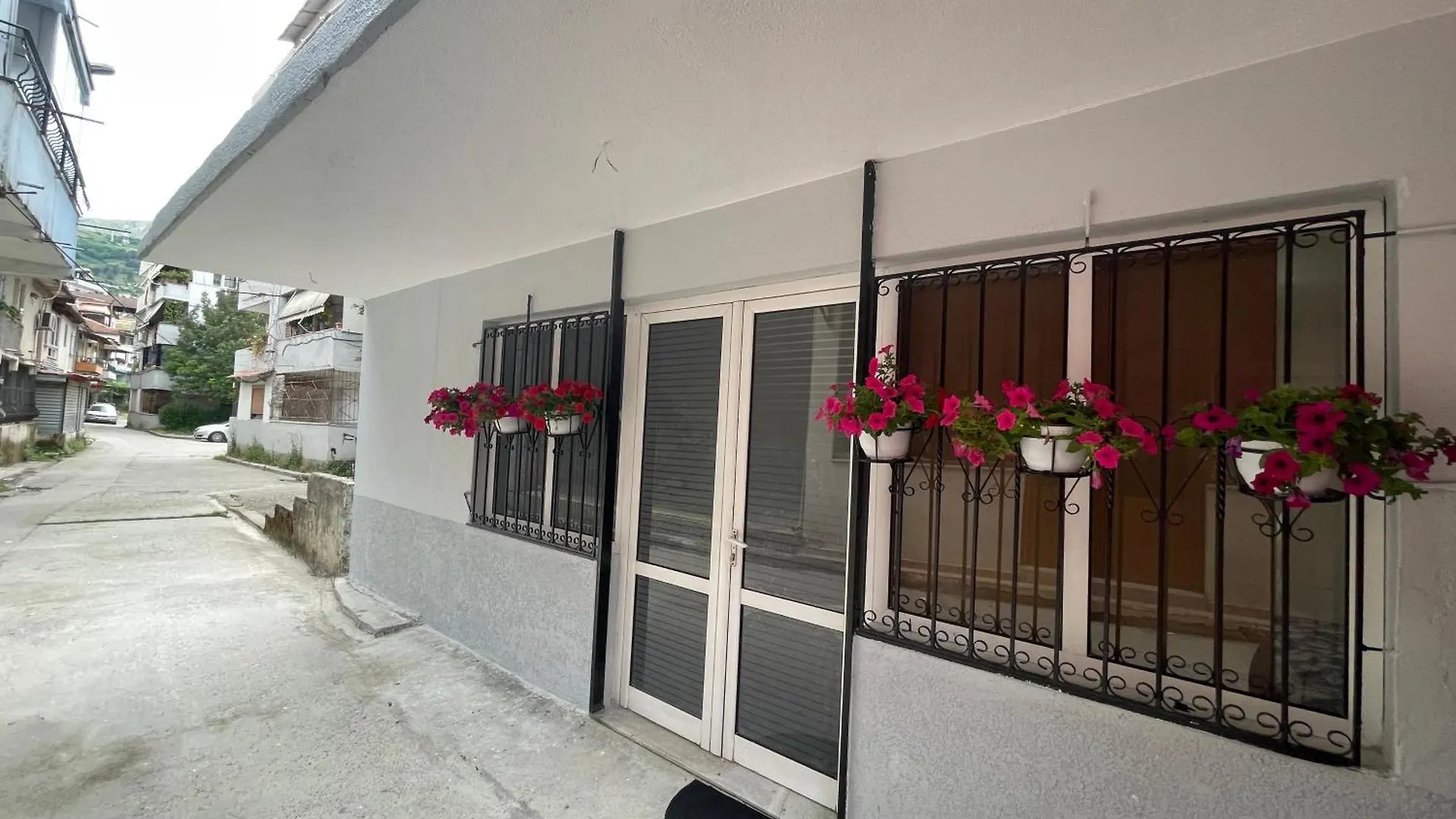 Travellers Guesthouse Gjirokastër 0*,